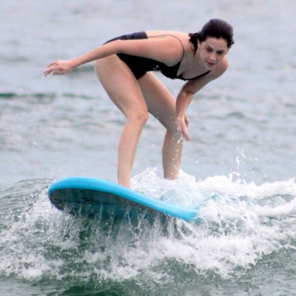 Sophia Abrahão tem aula na Arpex Surf School