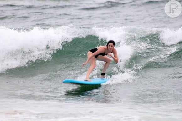Sophia Abrahão exibiu habilidade na prancha de surfe