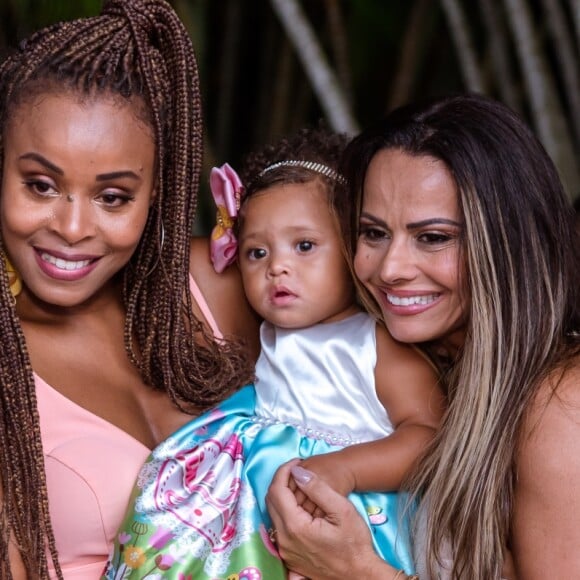 Roberta Rodrigues recebeu Viviane Aaraujo na festa de 1º aniversário da filha, Linda Flor