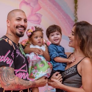 Fernando Medeiros, do 'BBB', levou o filho, Lucca, de 1 ano, ao aniversário de Linda Flor