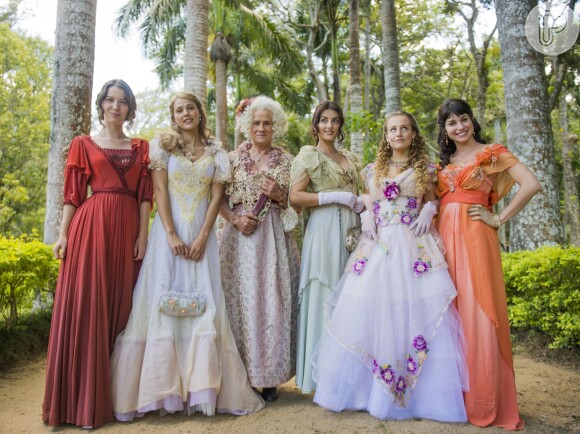 Ofélia Benedito (Vera Holtz) deseja que as filhas Elisabeta (Nathalia Dill), Jane (Pamela Tomé), Cecília (Anajú Dorigon), Lídia (Bruna Griphao) e Mariana (Chandelly Braz) se casem novela 'Orgulho e Paixão'