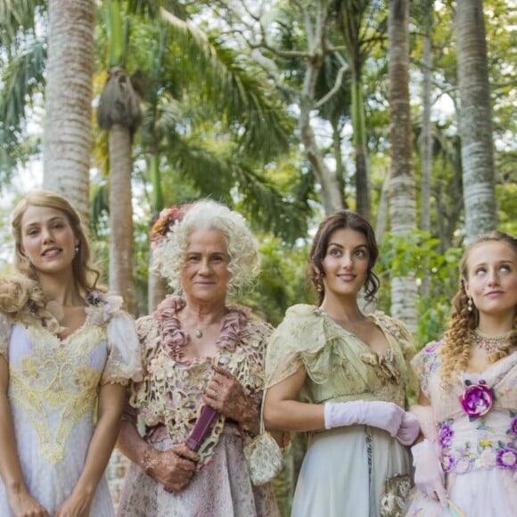 Ofélia Benedito (Vera Holtz) deseja que as filhas Elisabeta (Nathalia Dill), Jane (Pamela Tomé), Cecília (Anajú Dorigon), Lídia (Bruna Griphao) e Mariana (Chandelly Braz) se casem novela 'Orgulho e Paixão'