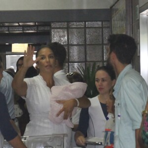 Ivete Sangalo já está em casa após ficar 4 dias no hospital com as gêmeas