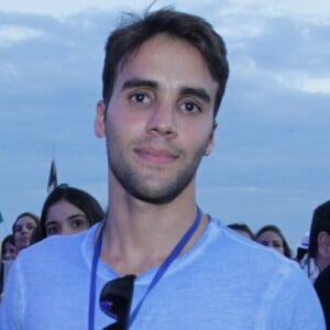 Daniel Cady postou na web um vídeo em que aparece ninando uma das gêmeas