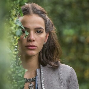 Na novela 'Deus Salve o Rei', catarina (Bruna Marquezine) receberá a flecha que atingiu o peito de seu pai e descobrirá que pertence ao exército de Montemor