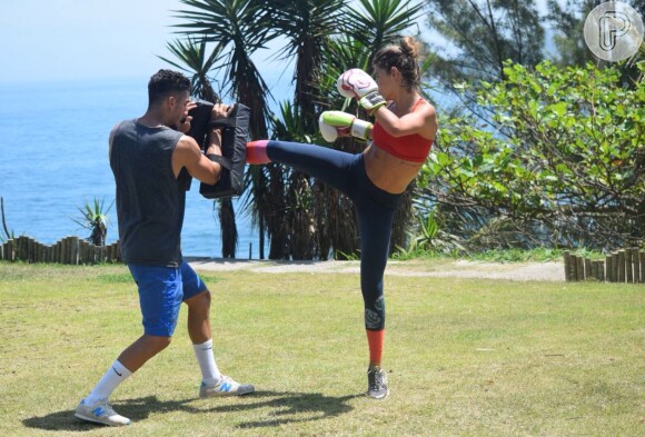 Mariana Goldfarb mantém a rotina de treinos com o personal trainer Pimenta