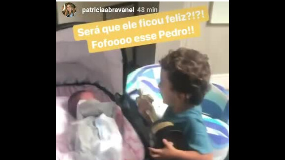 Patricia Abravanel filma o filho mais velho, Pedro, tietando a caçula, Jane