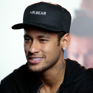 Neymar vai ficar afastado dos gramados até abril: 'O PSG já sabe que não vai contar com Neymar nos próximos jogos, que não vai contar com ele durante seis semanas no mínimo, o tratamento vai durar de seis a oito semanas, independentemente se for cirúrgico ou não'