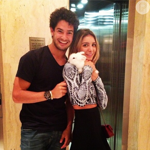 Alexandre Pato vive um bom moemnto em sua vida pessoal, graças ao namoro com a estudante Sophia Mattar