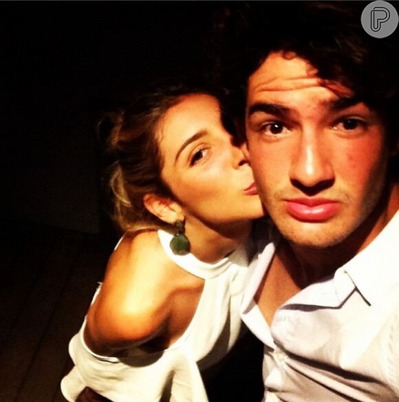 Alexandre Pato ganha beijo da namorada, Sophia Mattar