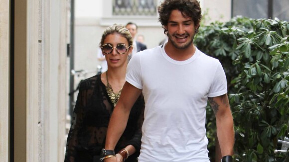Longe da Copa do Mundo, Alexandre Pato curte viagem para Milão com namorada
