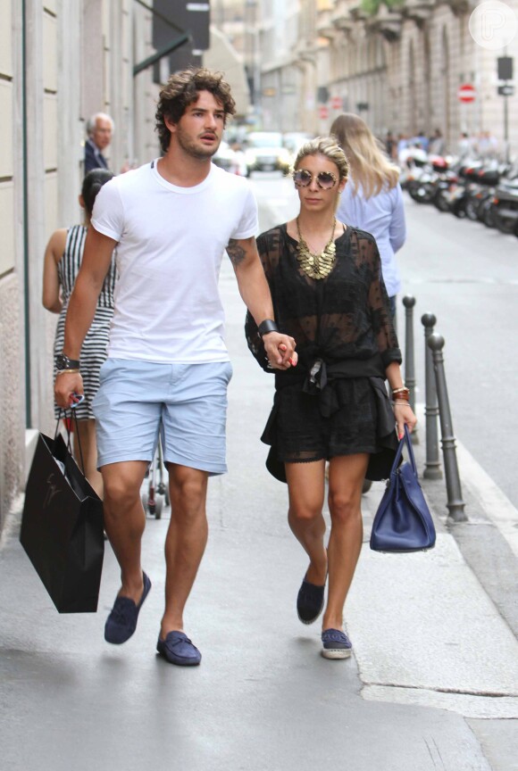 Alexandre Pato e Sophia Mattar curtem passeio a dois em Milão durante a Copa do Mundo no Brasil