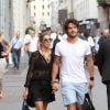 Alexandre Pato caminha de mãos dadas com Sophia Mattar pelas ruas de Milão, na Itália