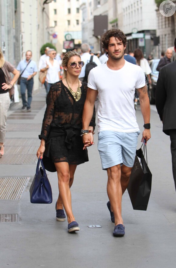 Alexandre Pato caminha de mãos dadas com Sophia Mattar pelas ruas de Milão, na Itália