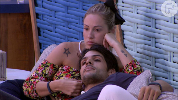 Lucas trocou carinhos com Jéssica no 'Big Brother Brasil 18'