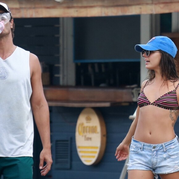 Isis Valverde conversa com André Resende ao deixar a praia da Barra da Tijuca