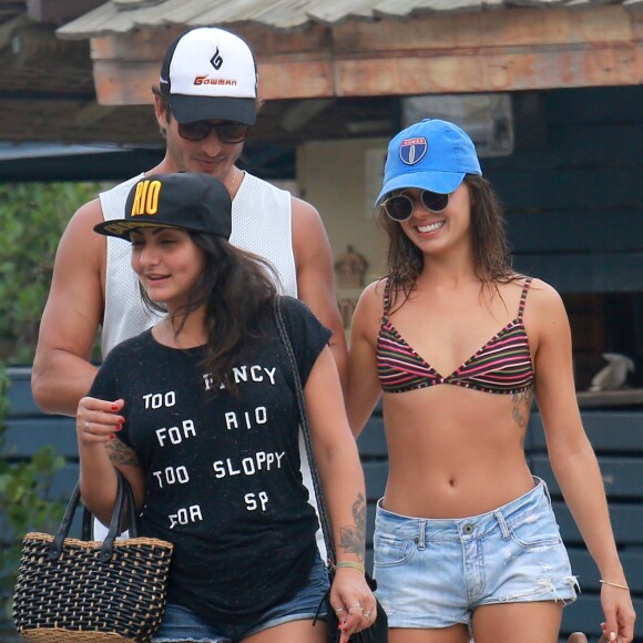 Isis Valverde se divertiu com namorado e amiga na praia da Barra