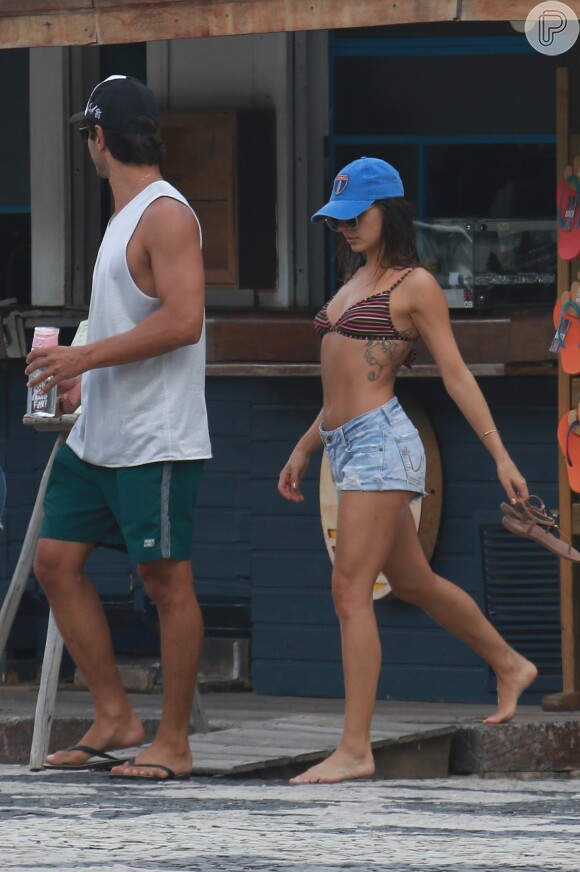 Isis Valverde usa biquíni listrado para praia com namorado, André Resende