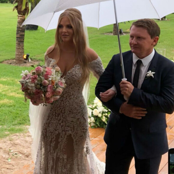 Luísa Sonza subiu ao altar em uma capela na Praia do Marceneiro, Alagoas, nesta quarta-feira, 28 de fevereiro de 2018