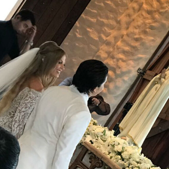Luísa Sonza entrou na capela com um vestido assinado pela estilista Lethicia Bronstein