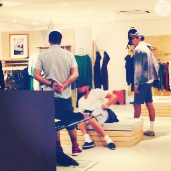 Leonardo Di Caprio fez compras na loja de roupas Osklen, em Búzios, Região dos Lagos do Rio de Janeiro, nesta sexta-feira, 13 de junho de 2014
