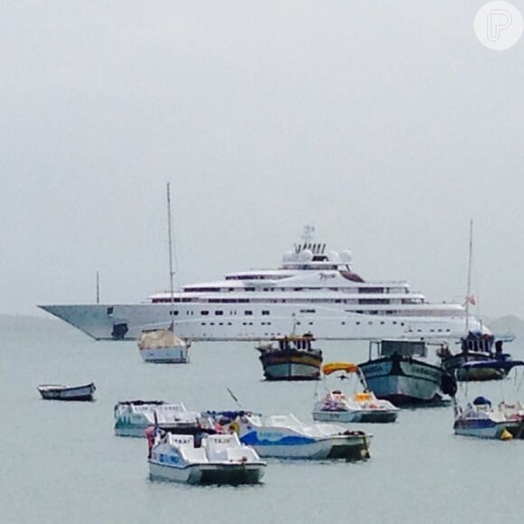 Os turistas presentes no balneário não perderam a chance de fazer um registro do iate de luxo ancorado na marina