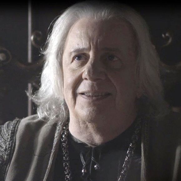 Afonso (Marco Nanini) suplica para a filha, Catarina (Bruna Marquezine), na novela 'Deus Salve o Rei': 'Diga que eu estou louco. Diga que você não armou tudo isso em conluio com Rodolfo (Johnny Massaro)'