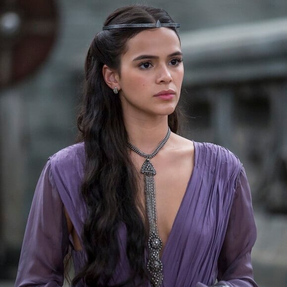 Catarina (Bruna Marquezine) culpa arqueiro pelo atentado que quase mata o pai, na novela 'Deus Salve o Rei': 'Jamais desejei que aquela flecha pusesse vossa vida em risco'