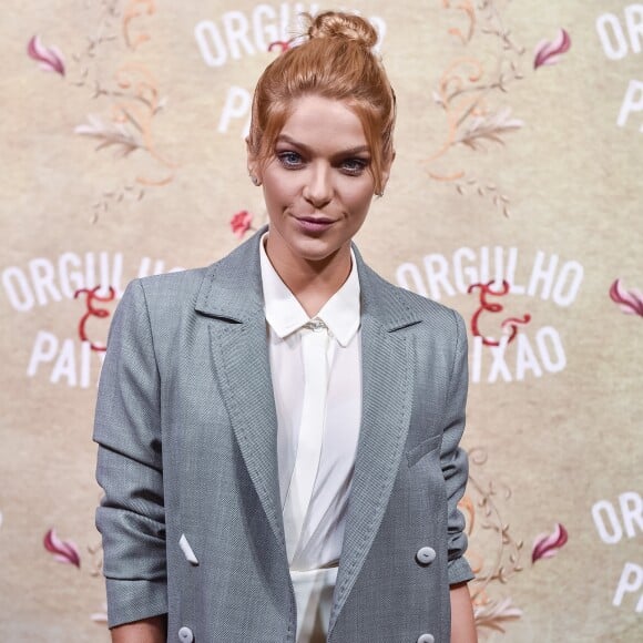 Isabella Santoni apostou em um look da grife Agray no lançamento de 'Orgulho e Paixão'