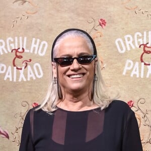 Vera Holtz apostou em um look all black no lançamento de 'Orgulho e Paixão': 'Os óculos foram sugestão da comunicação. Aí eu escolhi um óculos leve e delicado, mas eu sempre ando de preto'