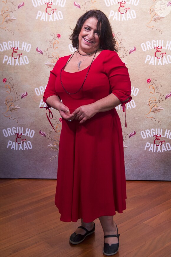 Grace Gianoukas preferiu o vermelho ao montar seu look para o lançamento de 'Orgulho e Paixão'