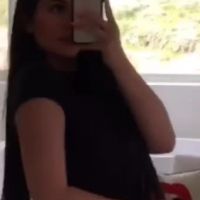 Kylie Jenner exibe corpo pós-gravidez e celebra um mês da filha, Stormi: 'Anjo'