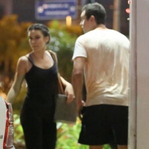 Bianca Bin e Sergio Guizé são fotografados deixando academia juntos na Barra da Tijuca, Zona Oeste do Rio de Janeiro, na noite desta quinta-feira, 1 de março de 2018