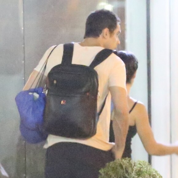 Bianca Bin e Sergio Guizé são fotografados deixando academia juntos na Barra da Tijuca, Zona Oeste do Rio de Janeiro, na noite desta quinta-feira, 1 de março de 2018
