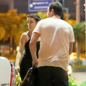 Bianca Bin e Sergio Guizé são fotografados deixando academia juntos na Barra da Tijuca, Zona Oeste do Rio de Janeiro, na noite desta quinta-feira, 1 de março de 2018