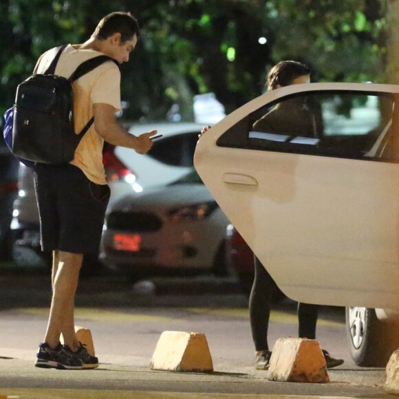 Bianca Bin e Sergio Guizé são fotografados deixando academia juntos na Barra da Tijuca, Zona Oeste do Rio de Janeiro, na noite desta quinta-feira, 1 de março de 2018