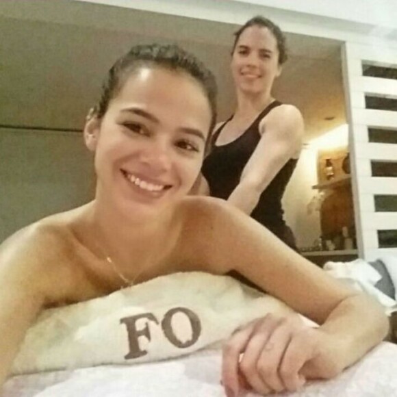 A dermatofuncional Fátima Oliveira contou que Bruna Marquezine é adepta massagem Miracle Touch há quase um ano