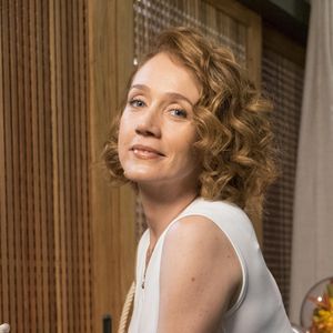 Camila Morgado vive a professora Gabriela na novela 'Malhação: Vidas Brasileiras'