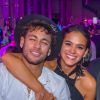 Neymar ganhou carinho da namorada, Bruna Marquezine, nesta sexta-feira, 2 de março de 2018
