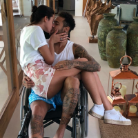 Neymar, em cadeira de rodas, posa com Bruna Marquezine no colo: 'Novo possante'