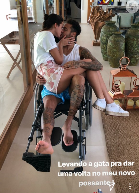 Em cadeira de rodas, Neymar publicou foto com a namorada, Bruna Marquezine, no colo nesta sexta-feira, 2 de março de 2018
