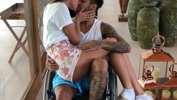 Neymar, em cadeira de rodas, posa com Bruna Marquezine no colo: 'Novo possante'