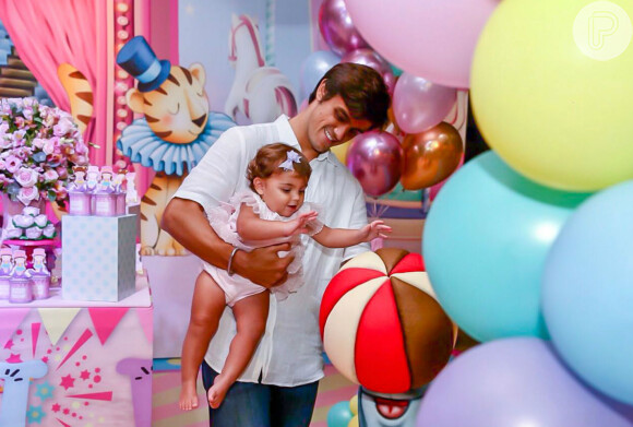 Felipe Simas posou com a filha, Maria, de 1 ano, no colo nesta quinta-feira, 1 de março de 2018