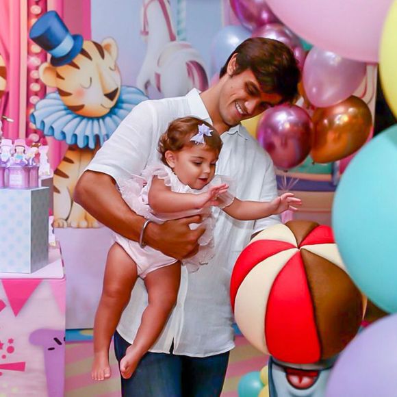 Felipe Simas posou com a filha, Maria, de 1 ano, no colo nesta quinta-feira, 1 de março de 2018