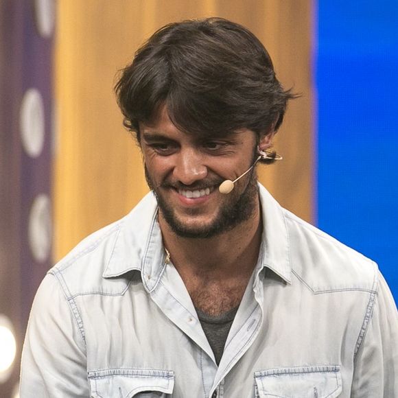 Pai de Joaquim e Maria, Felipe Simas falou que educar é também ser o melhor exemplo