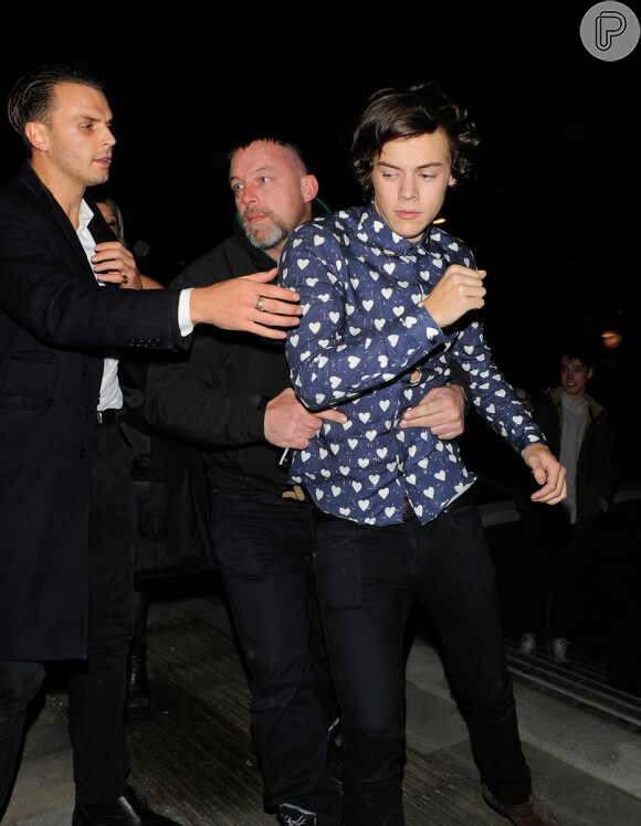 Harry Styles, do grupo One Direction, chega para sua festa de 19 anos em boate de Londres, na Inglaterra, na madrugada deste sábado, 2 de fevereiro de 2013
