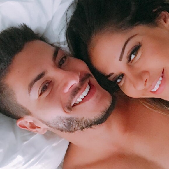 Arthur Aguiar agradeceu o carinho e se declarou para mulher, Mayra Cardi