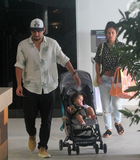 Bruno Gissoni e Yanna Lavigne foram fotografados passeando com a filha, Madalena