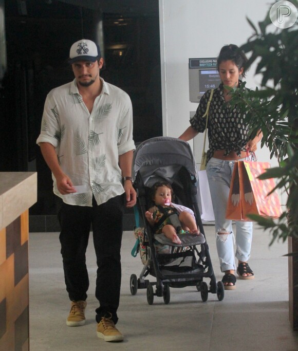Bruno Gissoni e Yanna Lavigne passearam com a filha, Madalena, em um shopping do Rio de Janeiro neste sábado, 3 de março de 2017