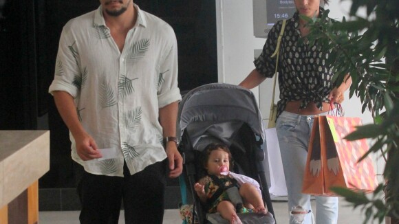 Bruno Gissoni curte passeio em shopping com a filha e Yanna Lavigne. Fotos!